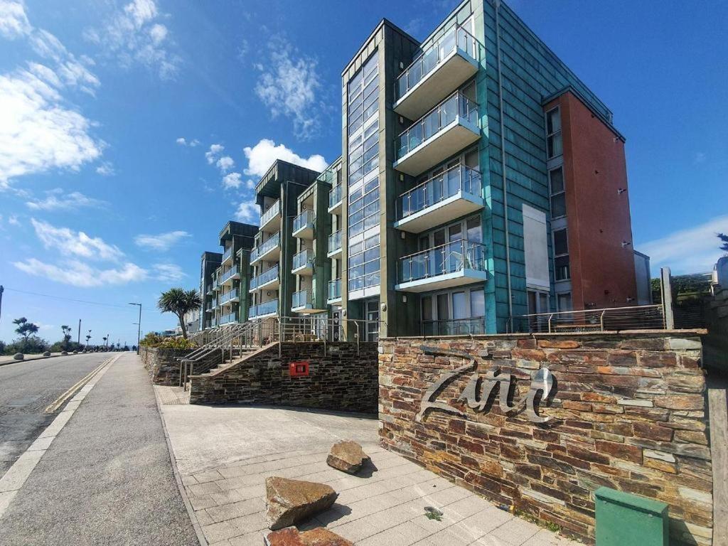 Apartment 100M From Fistral Beach- Underground Parking-Surf Shower & Locker- Sleeps 6 New Quay Exterior foto