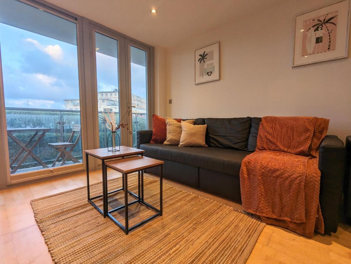 Apartment 100M From Fistral Beach- Underground Parking-Surf Shower & Locker- Sleeps 6 New Quay Exterior foto