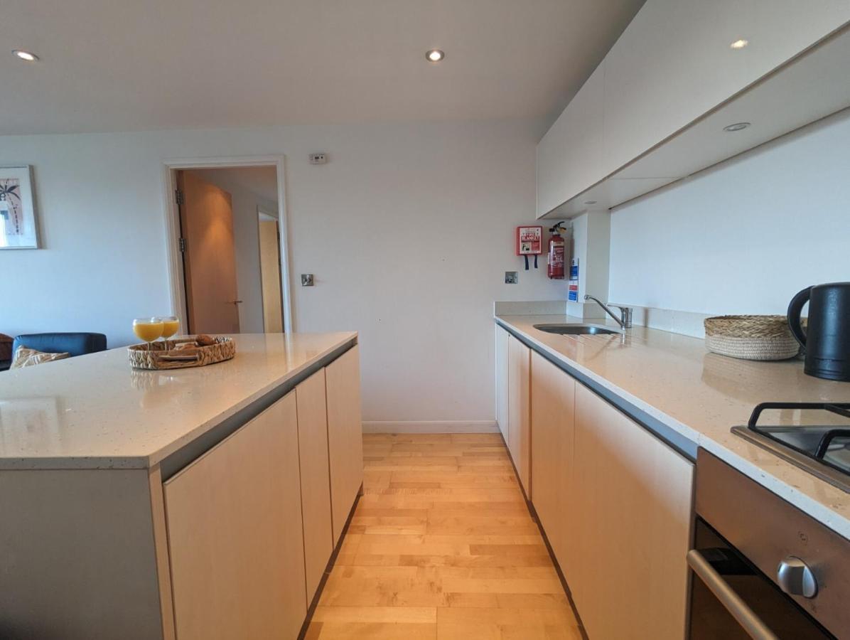 Apartment 100M From Fistral Beach- Underground Parking-Surf Shower & Locker- Sleeps 6 New Quay Exterior foto