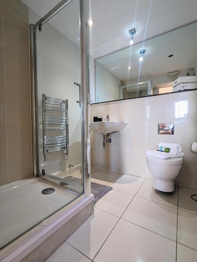 Apartment 100M From Fistral Beach- Underground Parking-Surf Shower & Locker- Sleeps 6 New Quay Exterior foto