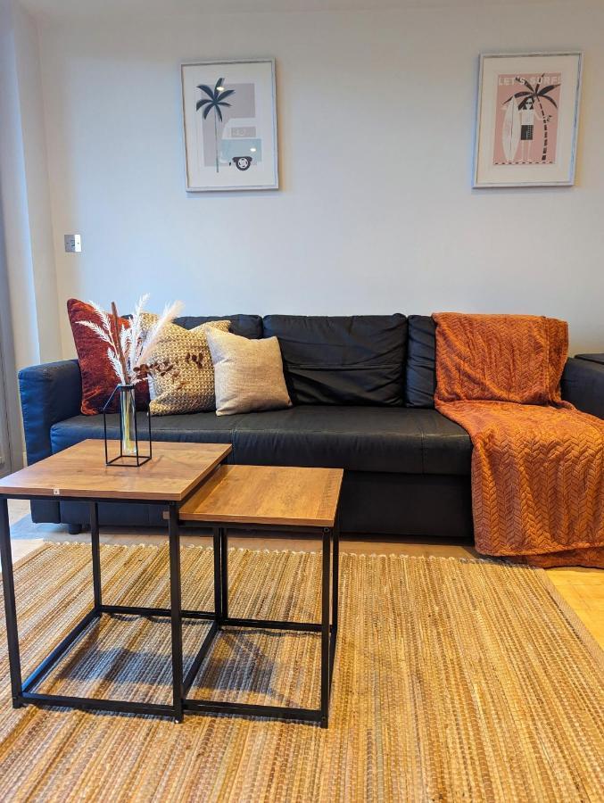 Apartment 100M From Fistral Beach- Underground Parking-Surf Shower & Locker- Sleeps 6 New Quay Exterior foto