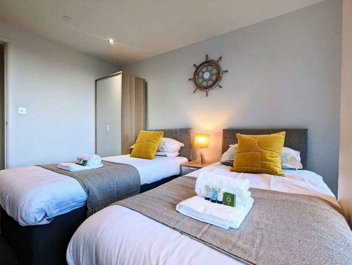 Apartment 100M From Fistral Beach- Underground Parking-Surf Shower & Locker- Sleeps 6 New Quay Exterior foto