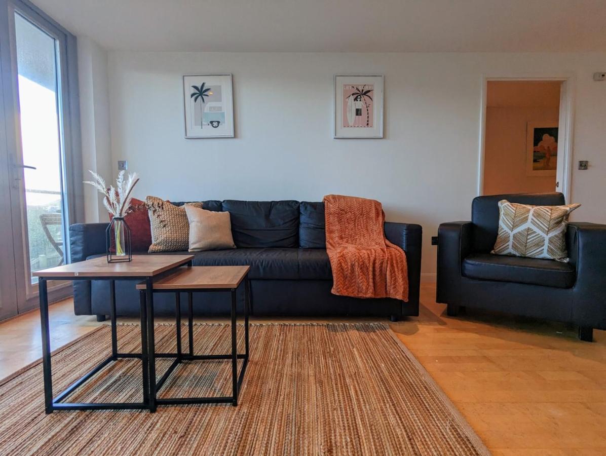 Apartment 100M From Fistral Beach- Underground Parking-Surf Shower & Locker- Sleeps 6 New Quay Exterior foto