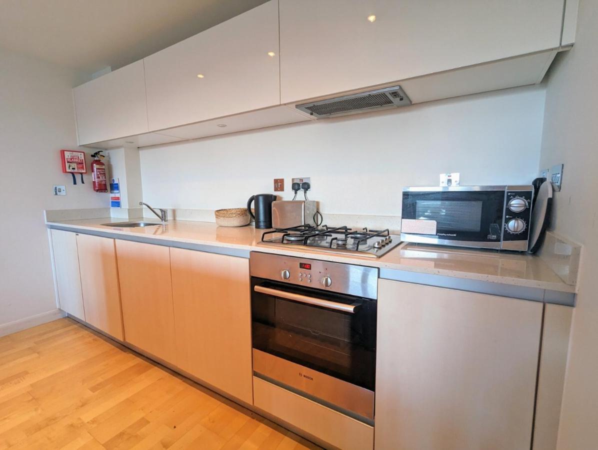 Apartment 100M From Fistral Beach- Underground Parking-Surf Shower & Locker- Sleeps 6 New Quay Exterior foto