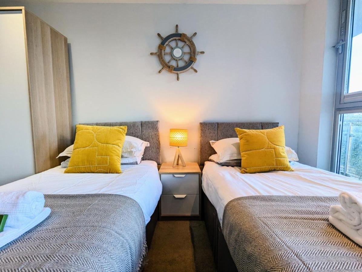 Apartment 100M From Fistral Beach- Underground Parking-Surf Shower & Locker- Sleeps 6 New Quay Exterior foto