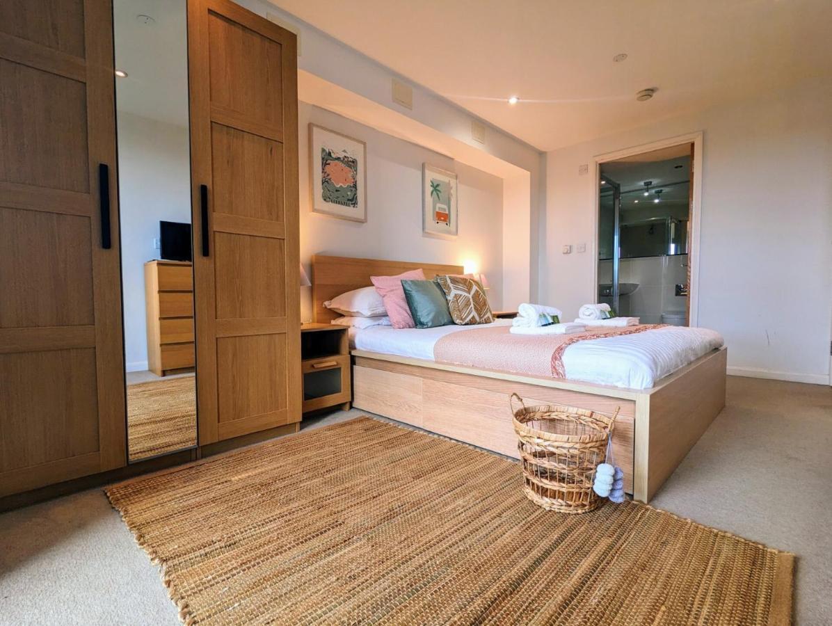 Apartment 100M From Fistral Beach- Underground Parking-Surf Shower & Locker- Sleeps 6 New Quay Exterior foto