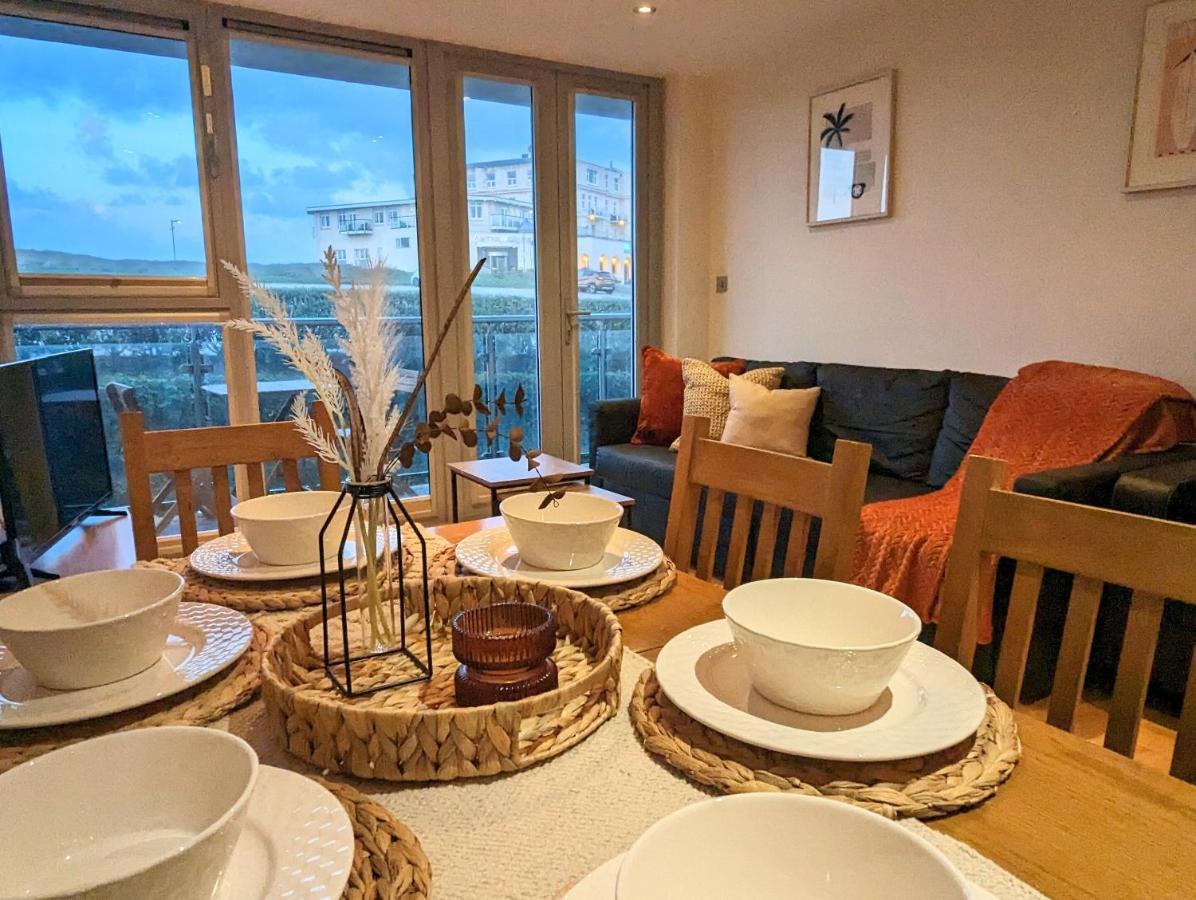 Apartment 100M From Fistral Beach- Underground Parking-Surf Shower & Locker- Sleeps 6 New Quay Exterior foto